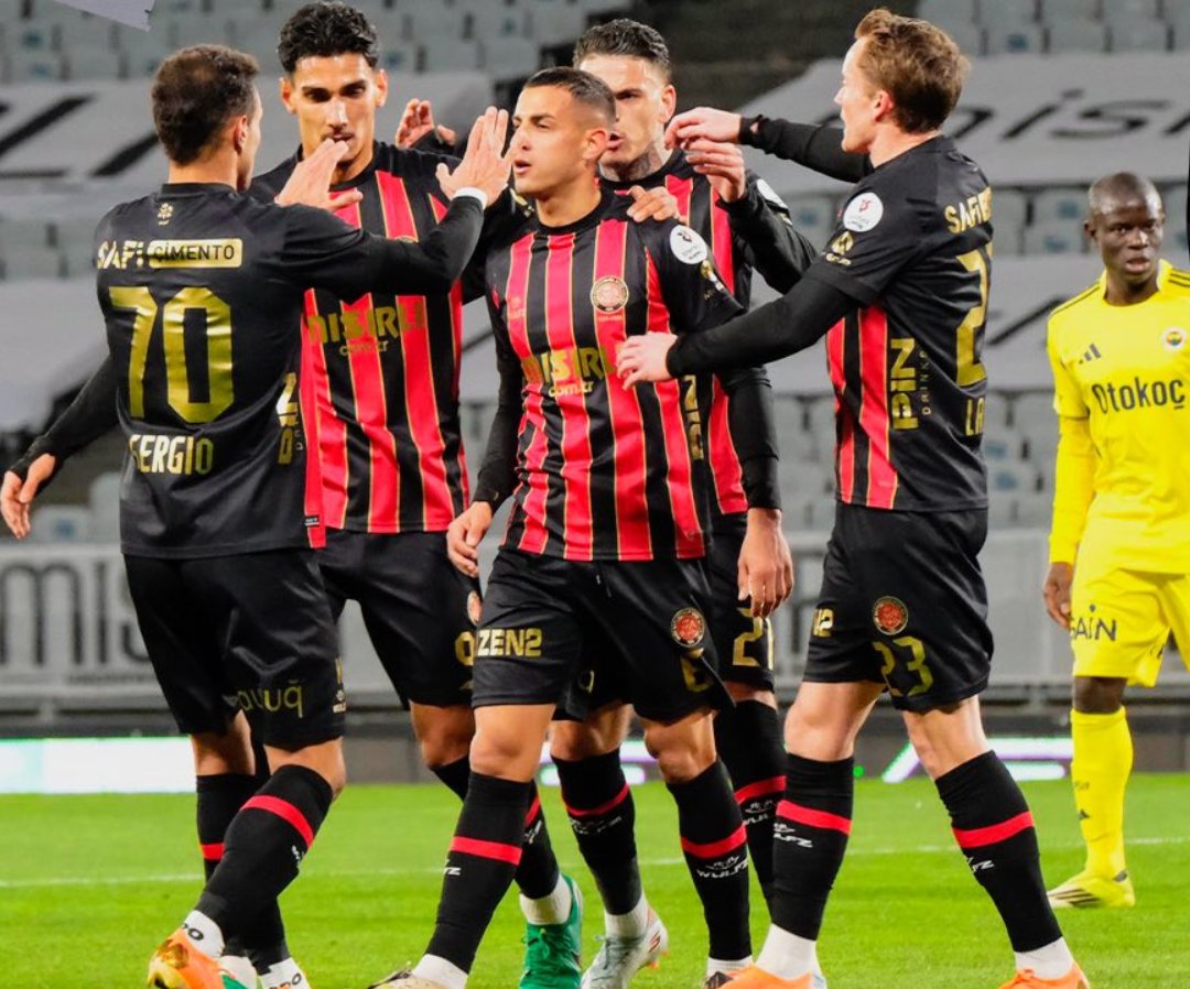 tapiafootball's tweet photo. 🇹🇷 #TrendyolSüperLig Asistencia de Igor Lichnovsky en el triunfo del Fatih Karagümrük por 2-0 sobre el Fenerbahçe, por la fecha 26 de la Superliga de Turquía. El zaguero chileno jugó todo el partido. Su elenco sigue colista, con 17 puntos, a 5 de salir del descenso. https://t.co/fvZpeeSKil