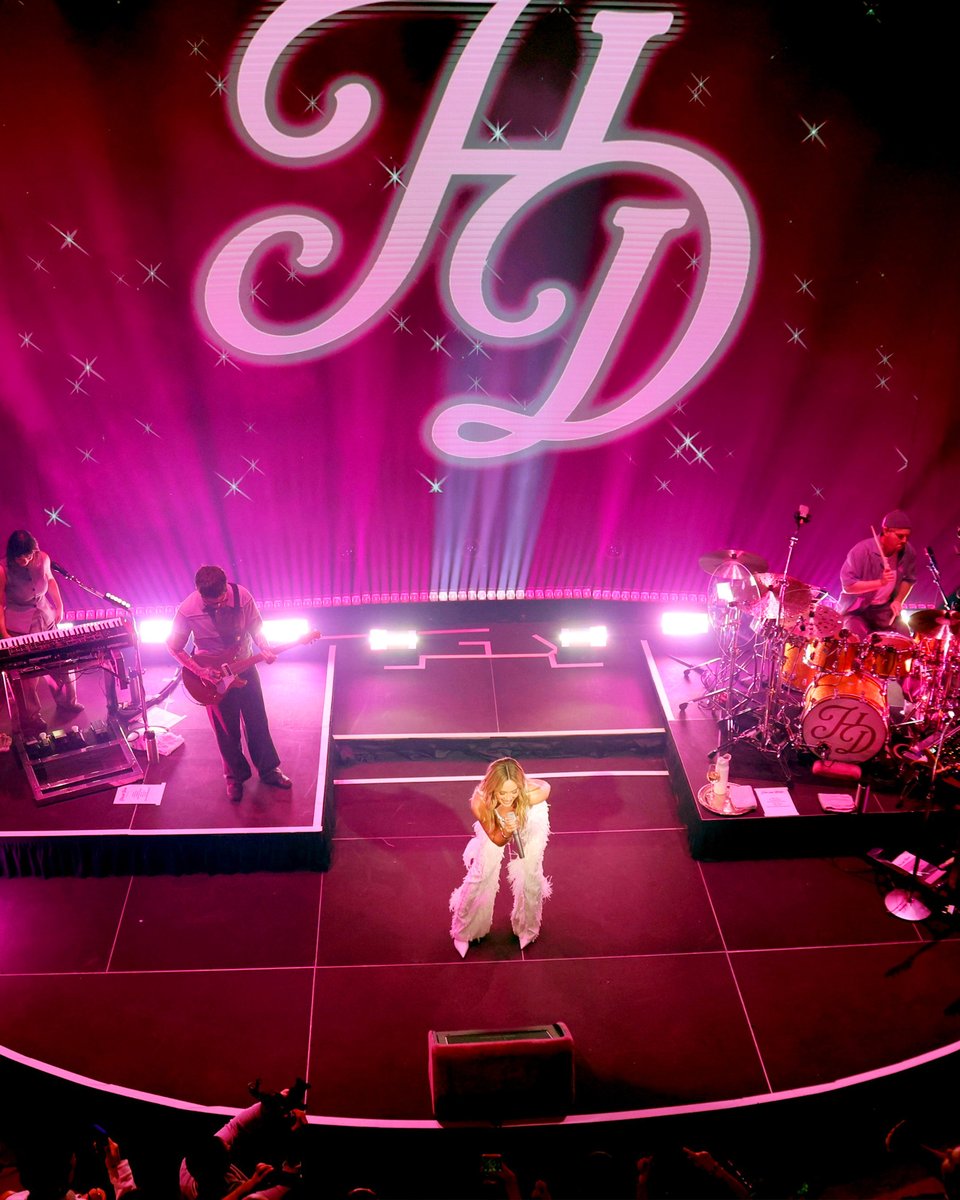 HilaryDiary's tweet image. 💬 Hilary Duff revealed on her Audacy 'Leading Ladies' interview that a song she's really excited about singing live in the new tour is 'Adult Size Medium':

"Something about the bridge in Adult Size Medium... I can't wait to be in like, a BIG room, getting down to that part— it