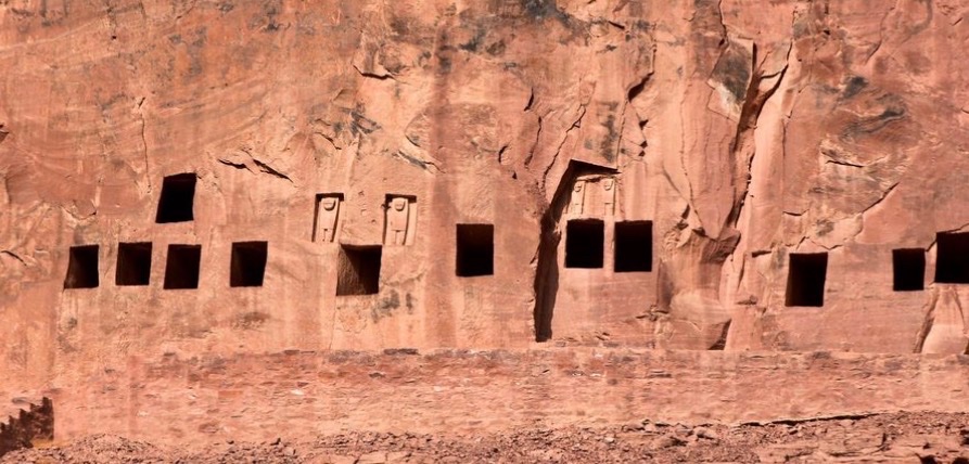 DerMenschensohn's tweet photo. Not as beautiful as the later carvings, but the square shaped upper chambers in Hegra seem to be pre-Nabataean, resembling the Dadanitic *Lion Tombs* (right).

More on pre-Nabatean Hegra:
https://t.co/BqQl8N0p9O https://t.co/Hbr8lGDKHE