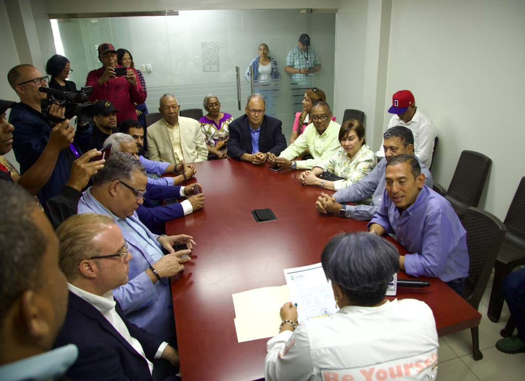 La Dirección Política de <a href="/FPcomunica/">@Fuerza del Pueblo (FP)</a> del Municipio de La Vega, encabezada por el Pte. Provincial, Enrique Ramírez y el Pte. Municipal,  Miguel del Villa, visitan a la encargada de la Junta Municipal Electoral del municipio de La Vega, Lic. Porfiria de Jesús,