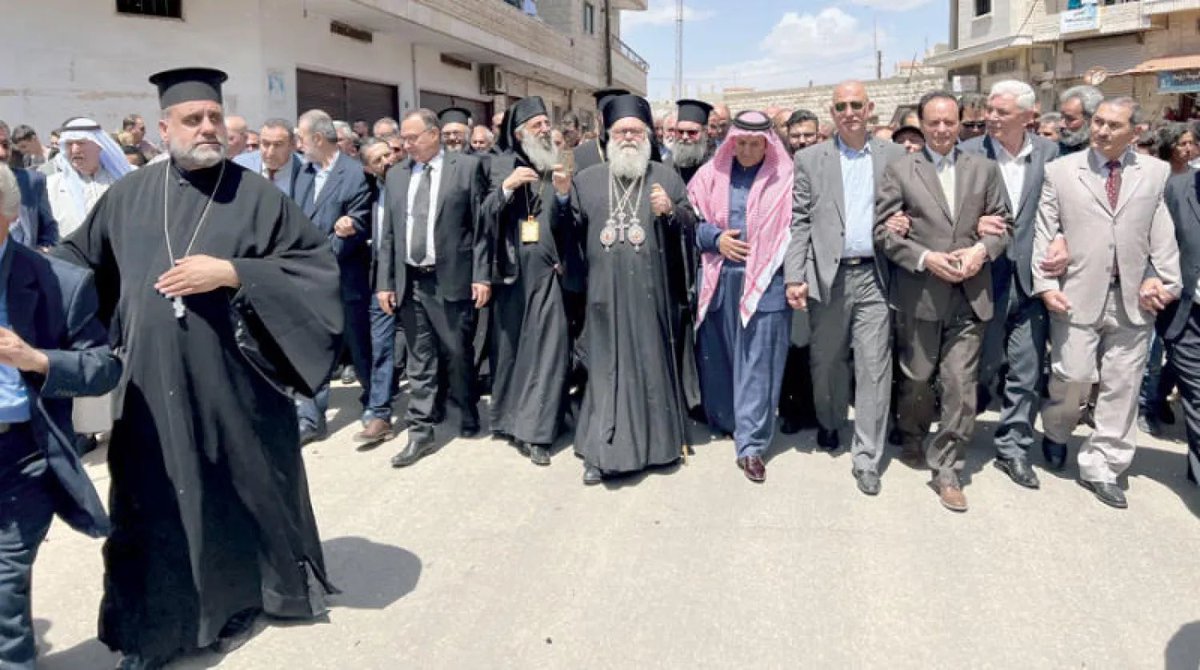 BlocSyrian's tweet photo. المسيحيون السوريون والسياسة: لماذا لم يكونوا يوماً كتلة طائفية؟

في ظل الظروف الراهنة في سوريا، يكثر السؤال الموجّه إلى المسيحيين السوريين:

أين يقفون من السلطة الحالية؟ وما هو موقفهم من الحكومة أو المعارضة؟

هذا السؤال، على بساطته الظاهرية، يحمل في طياته افتراضاً خاطئاً. فهو يفترض أن المسيحيين في سوريا يشكلون كتلة سياسية واحدة يمكن أن تعبّر عنها قيادة دينية أو روحية. وكأن الانتماء الديني يكفي لاختزال مجتمع كامل في موقف سياسي واحد.

غير أن هذا التصور يتجاهل حقيقة تاريخية وثقافية راسخة: المسيحيون في سوريا لم يكونوا يوماً كتلة طائفية سياسية.

فمنذ قرون، نشأ المسيحيون في المشرق عموماً، وفي سوريا خصوصاً، ضمن تقليد فكري واجتماعي يفصل بين الدين والسياسة. وهو تقليد يجد جذوره في العبارة الإنجيلية الشهيرة:

«أعطوا ما لقيصر لقيصر، وما لله لله».

هذه الفكرة لم تكن مجرد نص ديني، بل تحولت عبر الزمن إلى ثقافة اجتماعية لدى كثير من المسيحيين في المنطقة، تقوم على الفصل بين الإيمان الديني والانخراط في الحياة السياسية العامة.

لهذا السبب تحديداً، لم يكن المسيحيون السوريون يوماً على قلب سياسي واحد. فقد اختلفت توجهاتهم واختياراتهم السياسية كما يختلف أي مجتمع طبيعي: فكان فيهم القومي واليساري والليبرالي والديمقراطي، وكان فيهم المعارض والموالِ، كما كان فيهم من اختار الابتعاد عن السياسة تماماً.

وربما يقدم التاريخ السوري مثالاً رمزياً بالغ الدلالة على هذا الفهم الوطني غير الطائفي. فعندما برّرت فرنسا انتدابها على سوريا بأنها جاءت لحماية المسيحيين، وقف السياسي السوري المسيحي فارس بك الخوري موقفاً تاريخياً لافتاً. فقد صعد إلى منبر الجامع الأموي في دمشق — الذي كان في الأصل كنيسة يوحنا المعمدان — وقال كلمته الشهيرة التي أراد منها إسقاط ذريعة الحماية الطائفية. وفي لحظة رمزية معبّرة أعلن الشهادتين من على منبر المسجد، في رسالة واضحة مفادها أن المسيحيين السوريين لا يحتاجون إلى حماية استعمارية، لأنهم جزء أصيل من هذا الوطن.

هذه الحادثة لم تكن مجرد موقف شخصي، بل كانت تعبيراً عن فهم وطني عميق لدى كثير من المسيحيين السوريين، يرى في سوريا وطناً مشتركاً لا مجموعة طوائف متقابلة.

كما أن القيادات الروحية المسيحية نفسها، في معظم الأحيان، حرصت تاريخياً على الابتعاد عن العمل السياسي المباشر. فدورها الطبيعي بقي في المجال الروحي والاجتماعي: داخل الكنائس، وفي خدمة المجتمع، وفي العمل الخيري والتربوي، بعيداً عن الانخراط في الصراعات السياسية.

لهذا السبب تحديداً، لم يتجمع المسيحيون السوريون في حزب طائفي واحد، ولم يسعوا إلى تشكيل إطار سياسي يمثلهم دينياً. بل انتسبوا إلى مختلف الأحزاب والتيارات السياسية السورية: القومية والديمقراطية واليسارية وغيرها. وقد شارك كثير منهم في النضال السياسي في أصعب الظروف، وواجهوا القمع والديكتاتورية دفاعاً عن فكرة سوريا الوطن، لا سوريا المكونات الطائفية.

ومن هنا يمكن فهم ما يبدو للبعض “تشتتاً” في مواقف المسيحيين السوريين. فهذا التعدد في الحقيقة ليس ضعفاً، بل هو تعبير عن غنى سياسي ووطني. لأن الانتماء لم يكن يوماً للطائفة، بل للفكرة السياسية التي يؤمن بها الفرد.

لقد دفع كثير من المسيحيين السوريين أثماناً شخصية وسياسية بسبب خياراتهم، وتخلّى بعضهم عن مناصب وفرص، فقط لأن انتماءهم الحزبي أو الفكري لم يكن منسجماً مع السلطة الحاكمة.

لذلك، حين يُطرح السؤال اليوم: أين هم المسيحيون السوريون من هذا الحراك؟

ربما يكون الجواب أبسط مما يظن البعض.

ابحثوا عنهم في كتب التاريخ، وفي مذكرات السياسيين والمثقفين، واسألوا الآباء والأجداد الذين عاشوا تلك المراحل. ستجدون أن المسيحيين السوريين كانوا، في كثير من اللحظات المفصلية، جزءاً من محاولات تهدئة الصراعات السياسية والطائفية التي لم ينتموا إليها أصلاً.

لقد كانوا في كثير من الأحيان اليد الهادئة التي تحاول تقريب المسافات، لا الطرف الذي يزيد الانقسام.

ولهذا تحديداً، لم يكونوا يوماً كتلة طائفية.

بل كانوا، ببساطة، جزءاً من الحكاية الوطنية السورية.

*مقال رأي لعضو الكتلة الوطنية السورية لؤي الضاهر
