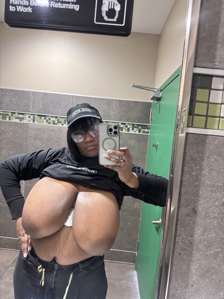 Busty Ebony tweet media