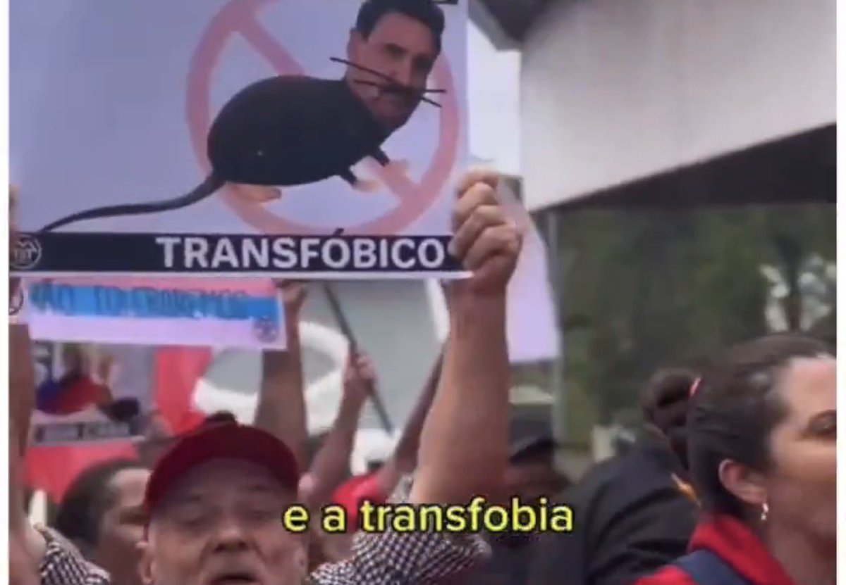 eu dou o meu c* na feira se esse tiozinho sabe o que é transfobia, tão dando pão com mortadela pra galera ir pro meio da rodovia protestar