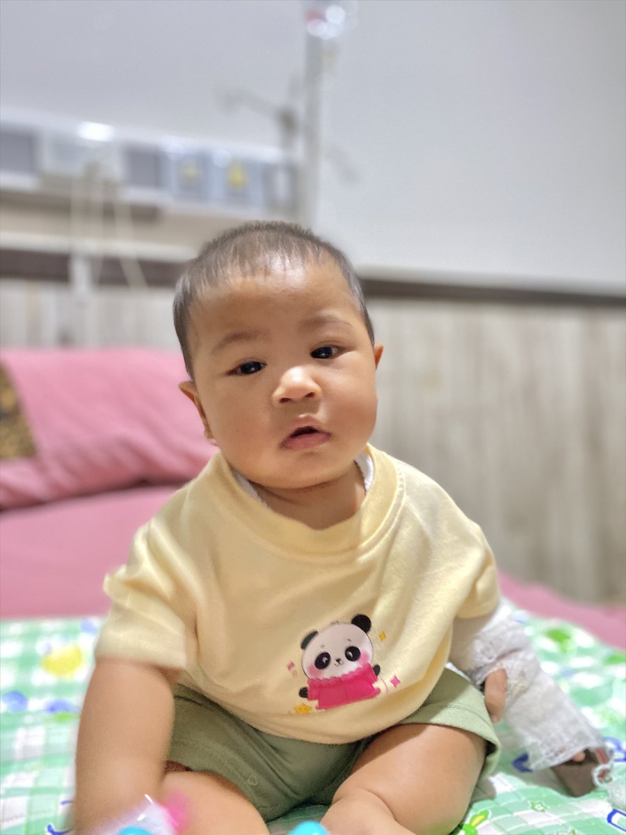 hildaelina's tweet photo. Momen yg bikin 💔🥺
Saat liat anak tak berdaya. Bener² lemes bgt. Bawa ke IGD dipasang infus, sampe nangis kejer. Auto brambangi mamah nak. Gws ya sayangku 😘
Puji Tuhan, dah bisa senyum &amp; aktif lagi skrg. https://t.co/aiAF8rOiyU