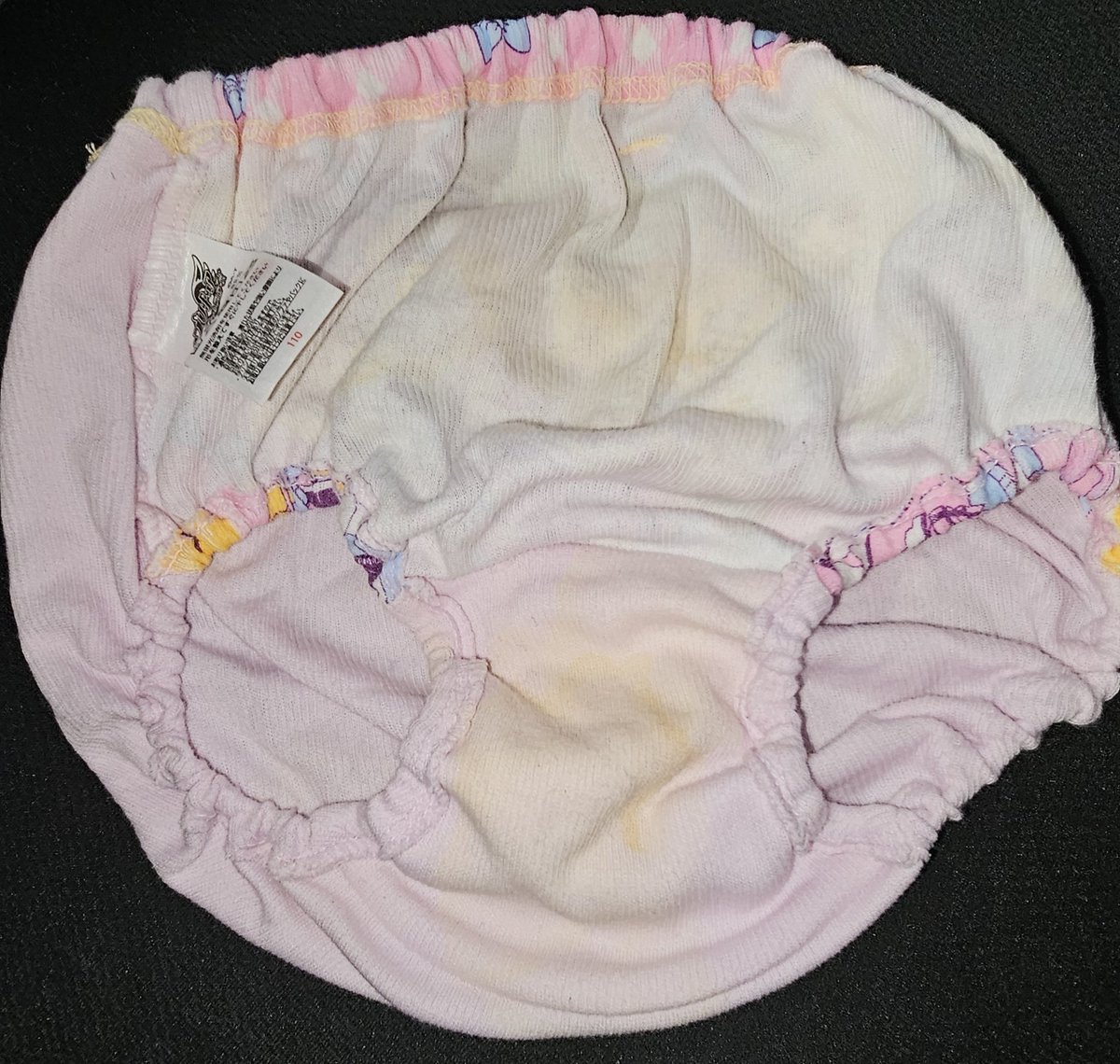suberoacount's tweet photo. 普段何回もかけて使い込んでるパンツ2枚を載せておきますね～
こういう投稿が嫌な人はブロック推奨です https://t.co/Ex49WTK0O5