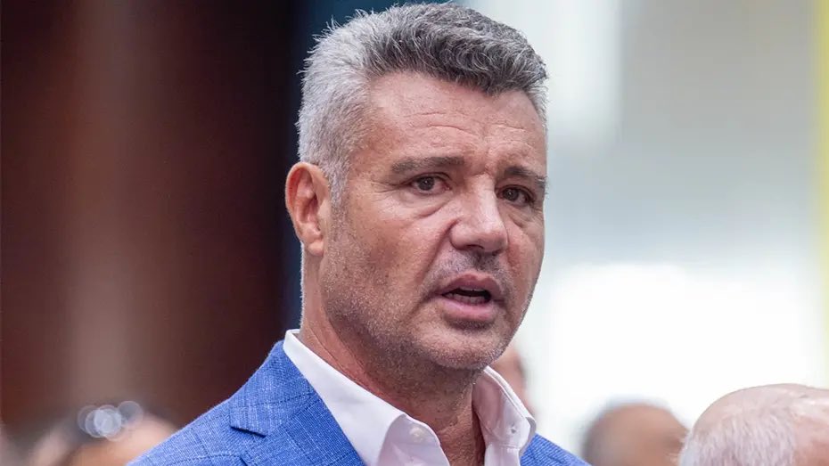 Fenerbahçe taraftarı Sörloth Lookman hayalleri kurarken, Fenerbahçe’nin 3 forvetini gönderdin, gerçek bir forvet almadın, Fenerbahçe taraftarını Cenk tosun kalsaydı bari diyecek duruma getirdin 

Kulübün hakkını zaten savunmuyorsun bile! Aday olma, istifa et edebiliyorsan..