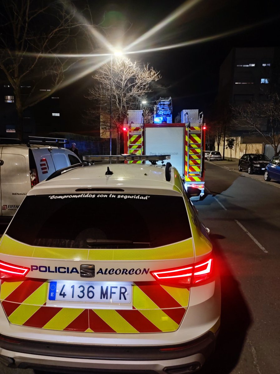 PoliciaAlcorcon's tweet photo. 🚓 Acompañamos a Bomberos de Alcorcón en el rescate de 4 personas atrapadas en un ascensor en calle Nilo.
🚑 Se persona SUMMA 112 para atender a uno de los afectados por crisis de ansiedad y un desvanecimiento.
Todo queda en un susto. https://t.co/1f9oUEYF7t