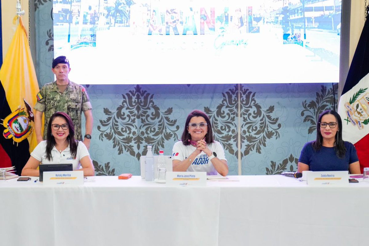 MinGobiernoEc's tweet photo. Fortalecemos las políticas públicas en beneficio de la ciudadanía.
En Naranjal, la ministra @natalymorillos participó junto a la vicepresidenta @mjpintoec y ministros del eje social en el Gabinete del Sector Social. 
Revisamos avances, compromisos y nuevas acciones para el país. https://t.co/NWRj0qo2jd