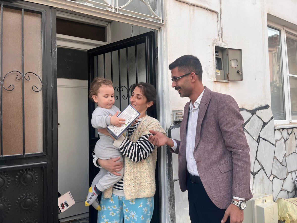 sultanhisarak's tweet photo. Atça Mahallemizde Belediye Başkanımız Sn.Osman Yıldırımkaya ve İlçe Başkanımız Sn.Ensar Selçuk ile birlikte vatandaşlarımızı ziyaret ederek Cumhurbaşkanımızın selamlarını ilettik, gönül bağlarımızı pekiştirdik.Milletimizle kurduğumuz bu güçlü bağ, birlik ve ++ https://t.co/Ia69b4pq1L