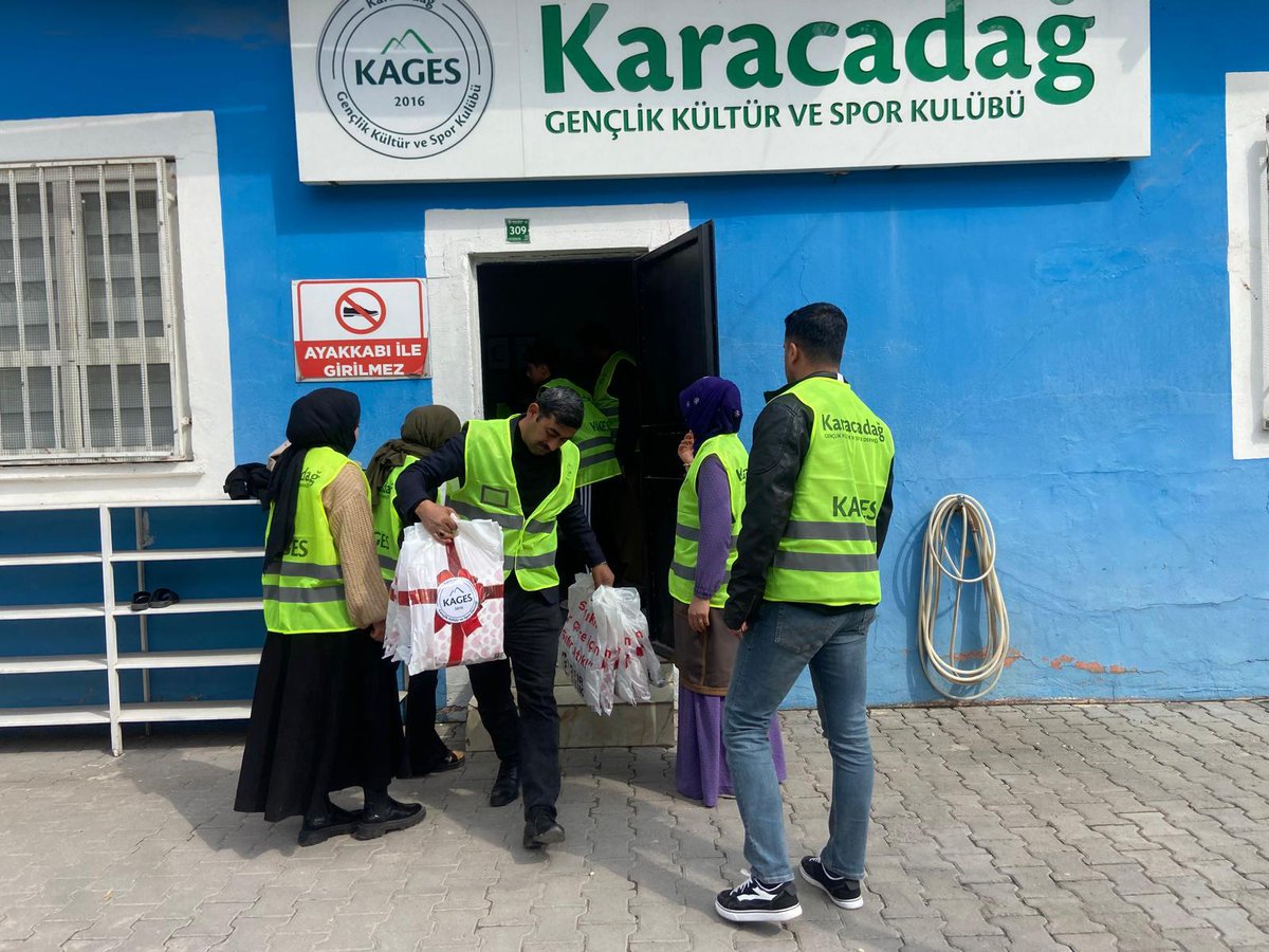 chy346's tweet photo. KAGES ( Karacadağ Gençlik Kültür ve Spor Derneği) Şanlıurfa şubesi  Ramazan Bayramı öncesinde, hem merkez ilçelerde, hem de Siverek'de 200 aileye, gıda, kıyafet ve kişisel hijyen paketleri ulaştırdı.
@KAGESSpork 
#sanlıurfa 
#Siverek https://t.co/k9qlCMwzBd