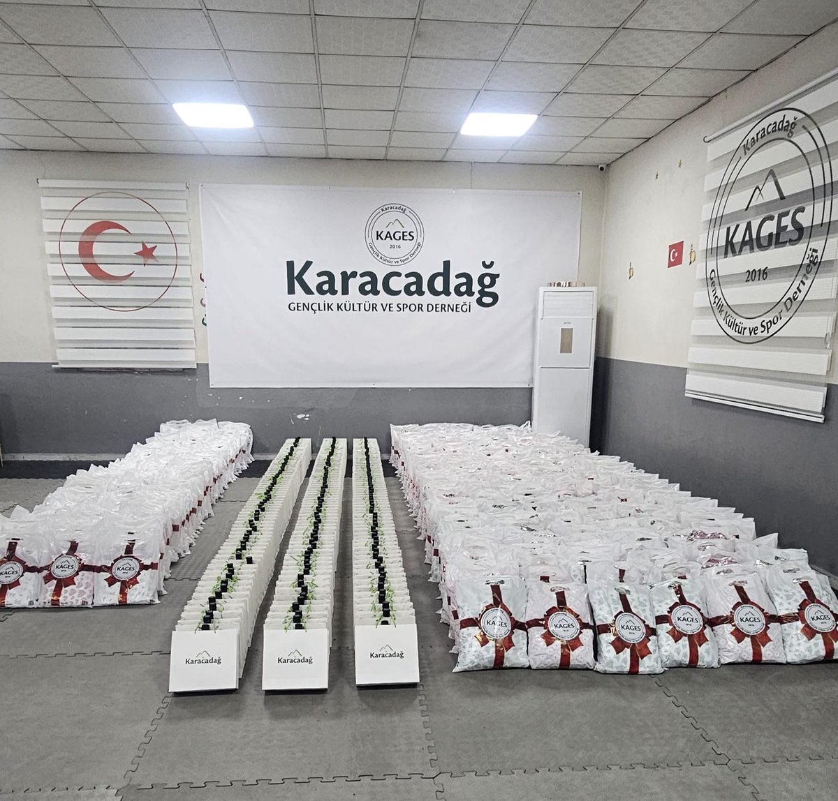 chy346's tweet photo. KAGES ( Karacadağ Gençlik Kültür ve Spor Derneği) Şanlıurfa şubesi  Ramazan Bayramı öncesinde, hem merkez ilçelerde, hem de Siverek'de 200 aileye, gıda, kıyafet ve kişisel hijyen paketleri ulaştırdı.
@KAGESSpork 
#sanlıurfa 
#Siverek https://t.co/k9qlCMwzBd
