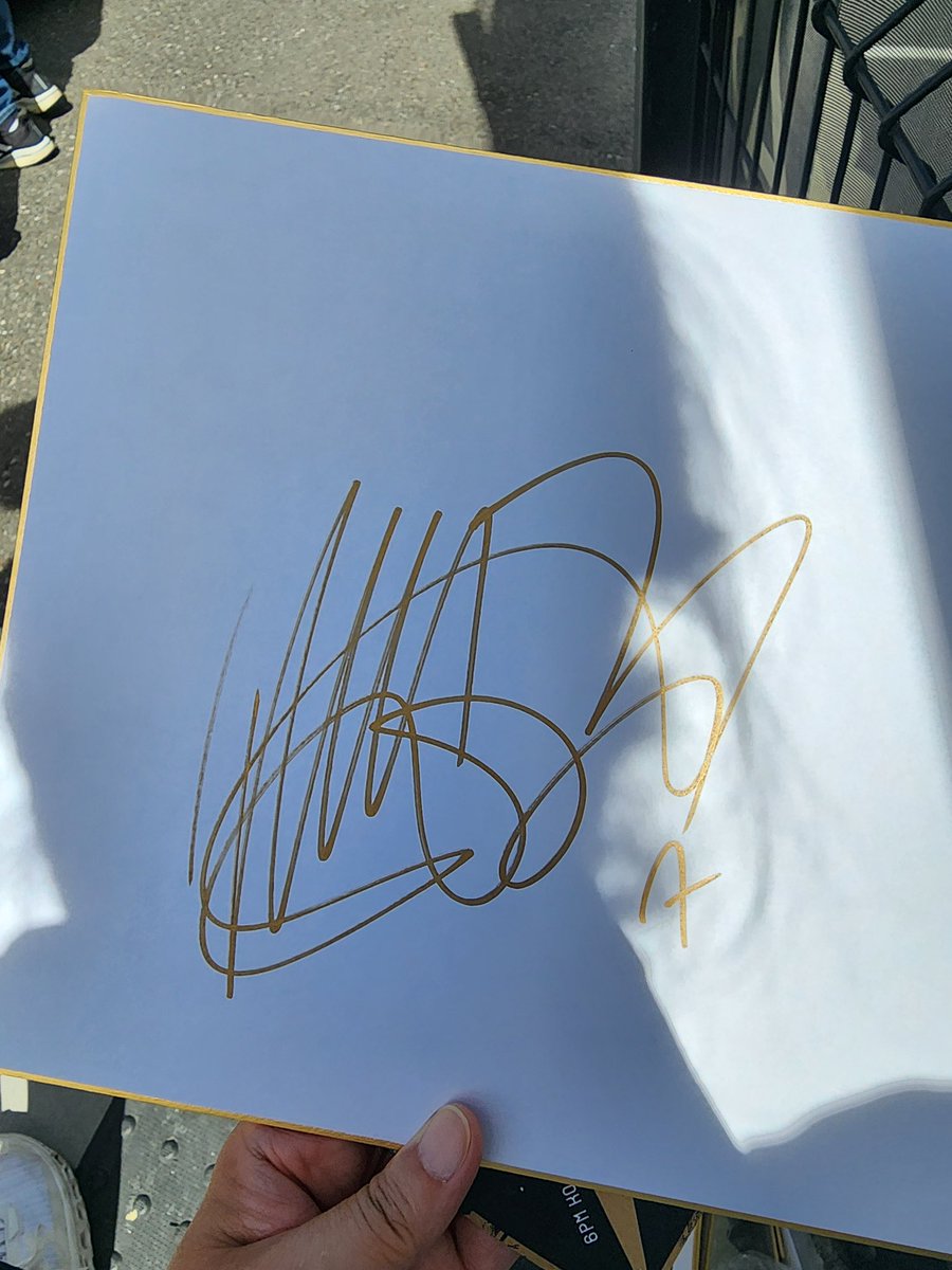 SonnyDaysLAFC's tweet photo. Sonny signing for fans before tomorrows match! 

⭐️ time for him to get back to his best! https://t.co/nk0cizGn7m