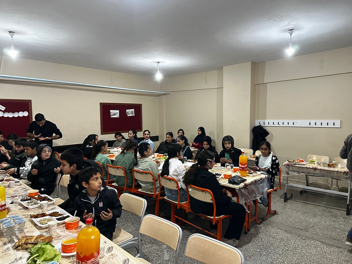 19Yesilli's tweet photo. Her yıl okulumuzda geleneksel olarak düzenlediğimiz iftar programımıza katılım sağlayan öğretmen ve öğrencilerimize teşekkür ediyoruz.
@Yusuf__Tekin 
@ali_eyyupkoca 
@Yesillimem1 
@MstfaKAHRAMAN 
@SuleymnAKIN 
@halefblt https://t.co/PLqv3ebQgo
