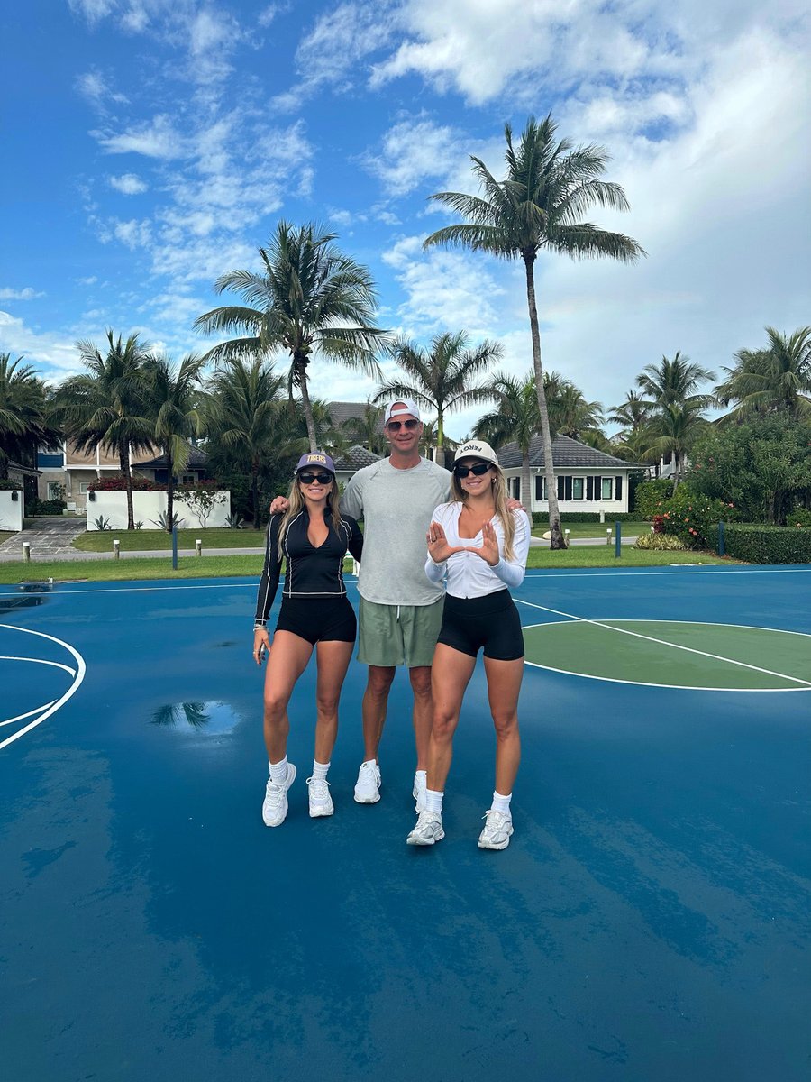 BermudaAussie's tweet image. It must be terrible when you can't get the job you keep asking for, in the state you beg to live in 😂Just go make loads of money and move to Florida in your 70's like everyone else! Someone will wheel you on a boat I'm sure. #miamihurricanes #Canes