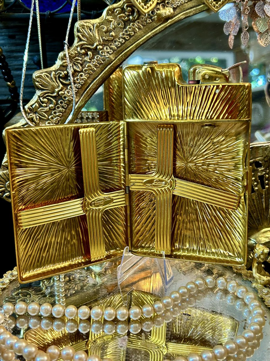 DARLINGXXDARLA's tweet photo. Vtg Evans Gold Cigarette Lighter Case Compact Rhinestone Hollywood #EvansLighter
#VintageEvans
#RhinestoneCase
#CigaretteCase
#HollywoodRegency
#VintageSmokingAccessories
#MidCenturyVintage
#ArtDecoStyle
#VintageGlam
#CollectibleLighter
https://t.co/rYzimxn1gd #eBay via @eBay https://t.co/PvvgzoqTXT
