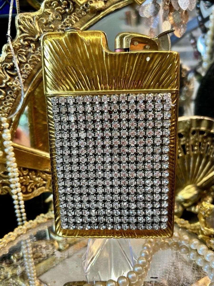 DARLINGXXDARLA's tweet photo. Vtg Evans Gold Cigarette Lighter Case Compact Rhinestone Hollywood #EvansLighter
#VintageEvans
#RhinestoneCase
#CigaretteCase
#HollywoodRegency
#VintageSmokingAccessories
#MidCenturyVintage
#ArtDecoStyle
#VintageGlam
#CollectibleLighter
https://t.co/rYzimxn1gd #eBay via @eBay https://t.co/PvvgzoqTXT