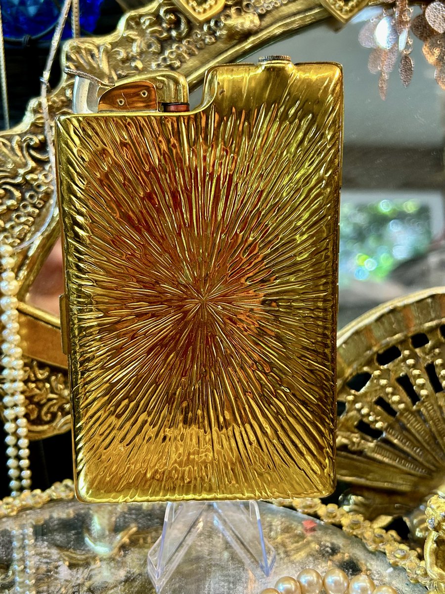 DARLINGXXDARLA's tweet photo. Vtg Evans Gold Cigarette Lighter Case Compact Rhinestone Hollywood #EvansLighter
#VintageEvans
#RhinestoneCase
#CigaretteCase
#HollywoodRegency
#VintageSmokingAccessories
#MidCenturyVintage
#ArtDecoStyle
#VintageGlam
#CollectibleLighter
https://t.co/rYzimxn1gd #eBay via @eBay https://t.co/PvvgzoqTXT