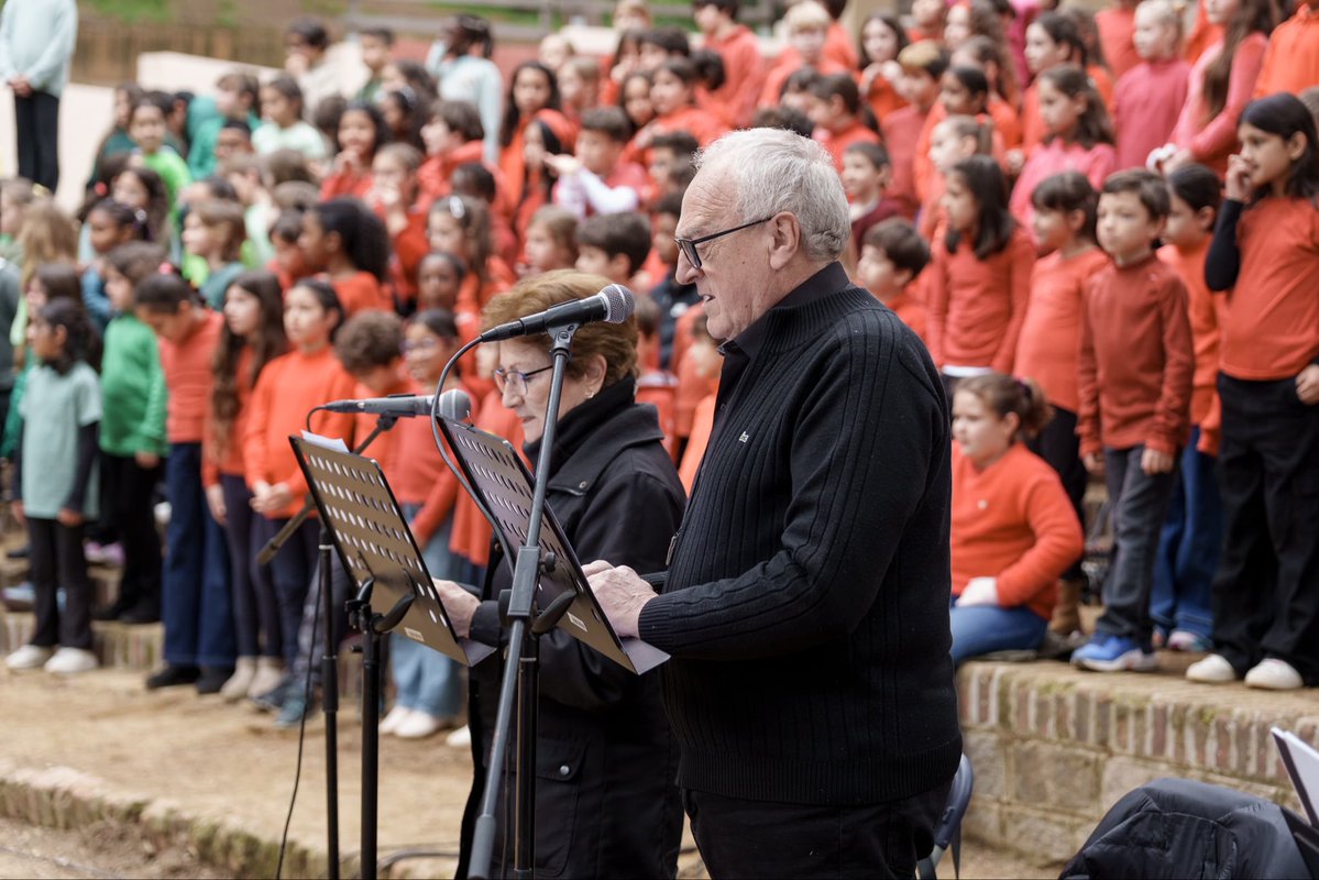 🎼El Calella Canta, un dels projectes del Pla Educatiu d’Entorn, ha tornat a demostrar la força de la cultura compartida. Infants de la ciutat s’han aplegat per cantar plegats el conte dels gegants, omplint-ho tot de música, tradició i il·lusió. Gràcies a tothom!