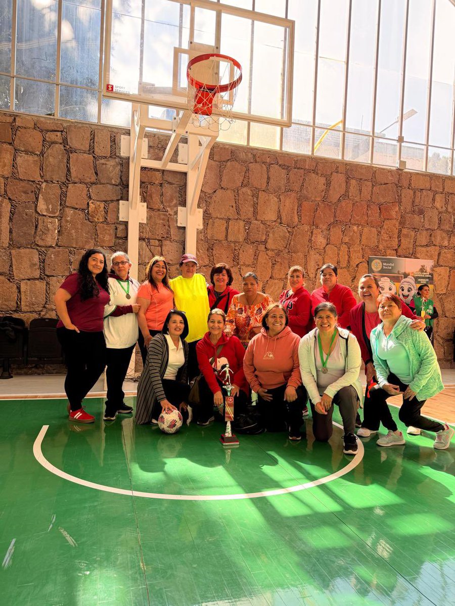 IMSSZac's tweet photo. #Viernes Los equipos “Ahí se va” categoría 50 a 59 años y “Los Conejos” categoría “60 a 69 años”, son los campeones de nuestro Mundialito de fútbol sin correr. 

¡Con en deporte, fortalecemos las acciones preventivas de #Salud! https://t.co/Py1FdIfQ77