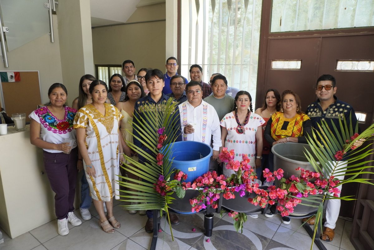 CDPAZ_GobOax's tweet photo. En el marco del Día de la Samaritana, la Coordinación de Delegados de Paz Social se sumó a esta tradición que fortalece la identidad y generosidad Oaxaqueña.
Desde las oficinas de CDPaz se compartieron aguas frescas con la ciudadanía, como un gesto de hospitalidad. https://t.co/jkzNQzRCHH