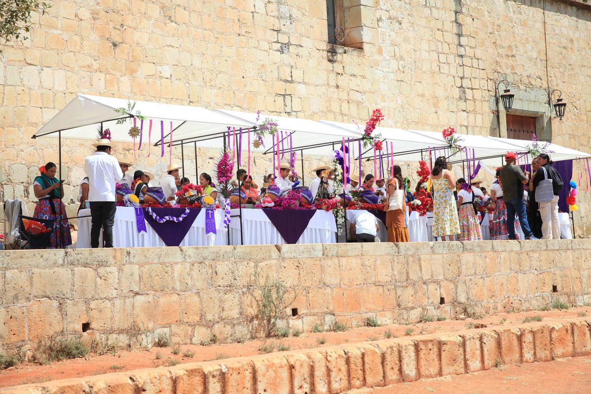 #FOTO Dia de la Samaritana en Oaxaca, donde por todos lados regalan aguas de sabores #Oaxaca #México #FotoEdwin #SemanaSanta #ViernesDeCuaresma #clima #calor