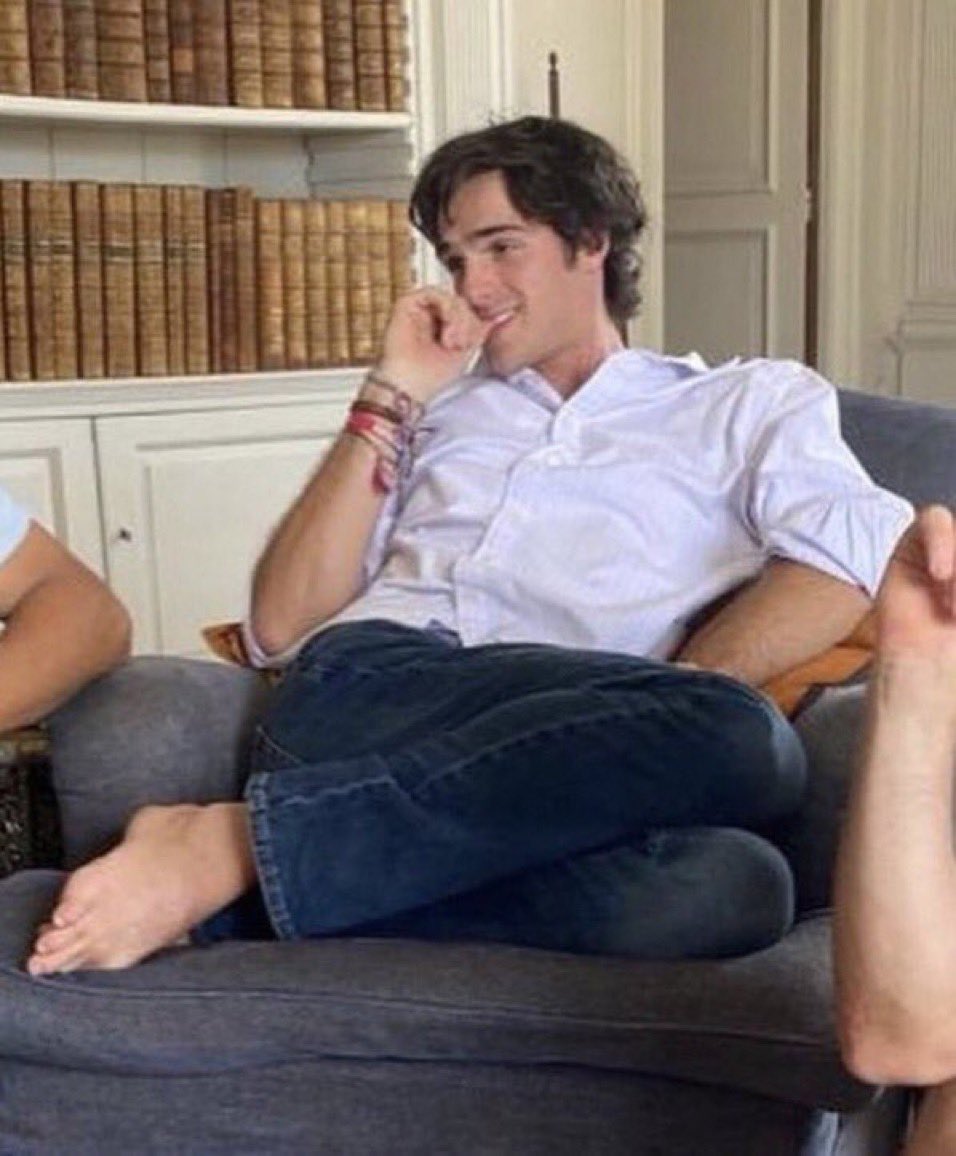 zeca urubu atravessando o pantano tweet media