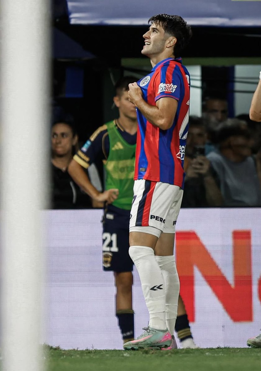 Gregorio mirando la popular de #Boca y mostrándoles el escudo de #SanLorenzo 🤯💙❤️
Sí goyo, con la camiseta 😉