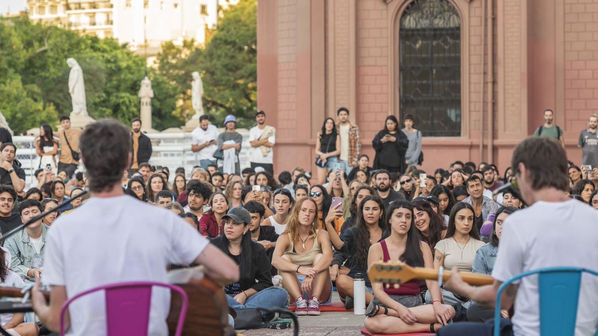 Palabras_R's tweet photo. El ciclo Antidomingos sigue en la terraza del Centro Cultural Recoleta con música en vivo y entrada gratuita.En marzo se presentan Ele Mariani (15/3), Manu Estrach (22/3) y Ezequiel Tarica (29/3).
Los shows comienzan a las 19. 🎶 https://t.co/LCc9DVjuJG