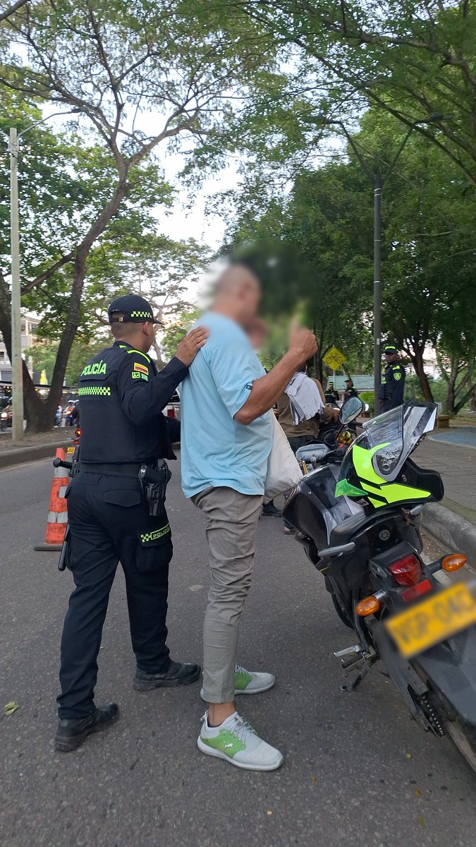 PoliciaNeiva's tweet photo. 🚓 #Operatividad | Mediante puesto de control realizamos registro a personas, verificación de antecedentes y control a vehículos, con el fin de prevenir hechos delictivos y fortalecer la seguridad en nuestro territorio. #ComprometidosConLaSeguridad https://t.co/RBEHBbGsPO
