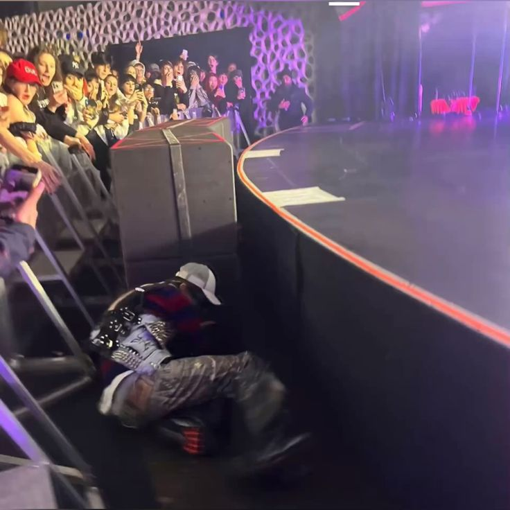 LilFittedPuppy's tweet photo. often days i feel like bladee falling off stage oka y i feel sad defeatedlonely an dmessed up in the head https://t.co/ouvUcaJ2pQ