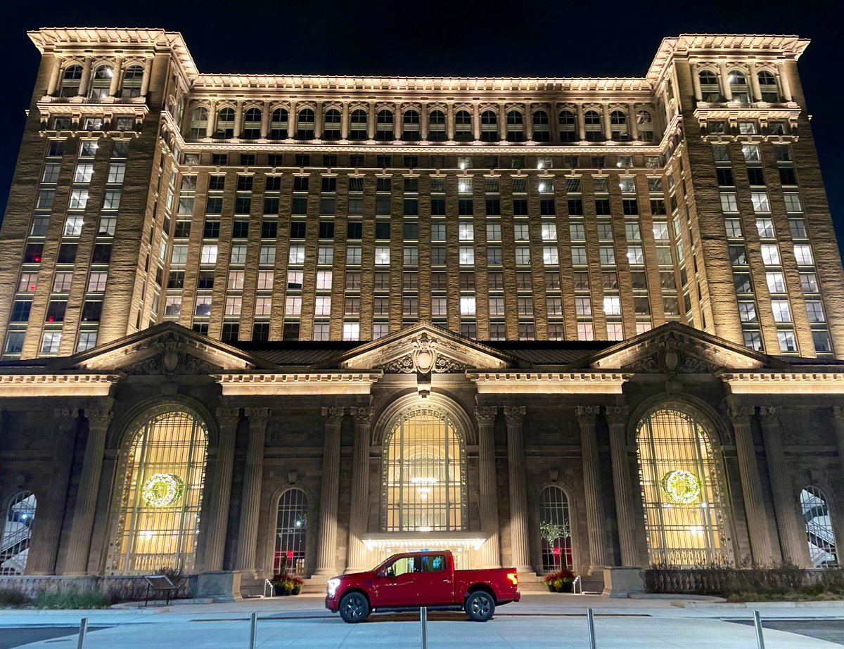 macheroadtrip's tweet photo. Happy 313 Day, Detroit! ⚡️ https://t.co/P9geBwy4RB