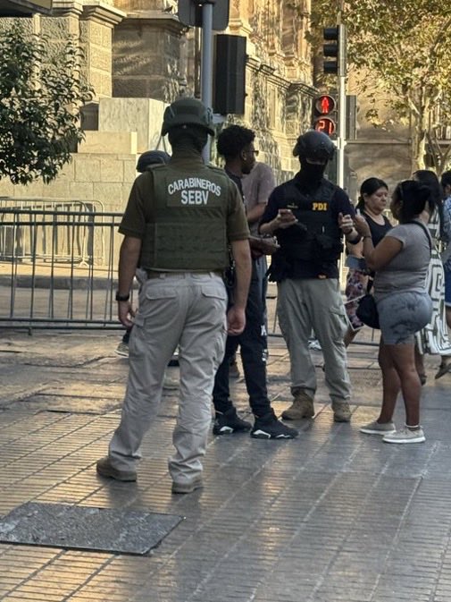 Si es negro inmediatamente sospechoso . La cacería  es total en Santiago de Chile
Fuera migrantes apestosos