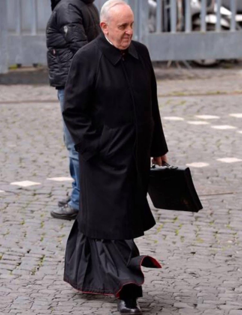 IbonPerezTV's tweet photo. Hace hoy 13 años un hombre llegaba discretamente al Vaticano.
Sin cámaras, sin protagonismo, sin imaginar lo que estaba por suceder.

Era simplemente el cardenal argentino
Jorge Mario Bergoglio.

Caminaba como uno más entre los 115 cardenales convocados para el cónclave. https://t.co/z2vUoEpPKw