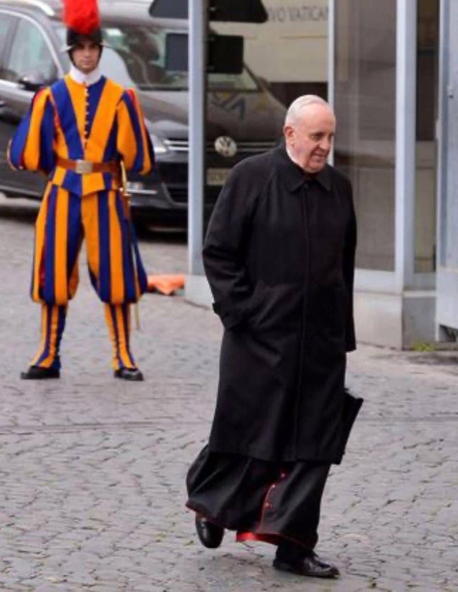 IbonPerezTV's tweet photo. Hace hoy 13 años un hombre llegaba discretamente al Vaticano.
Sin cámaras, sin protagonismo, sin imaginar lo que estaba por suceder.

Era simplemente el cardenal argentino
Jorge Mario Bergoglio.

Caminaba como uno más entre los 115 cardenales convocados para el cónclave. https://t.co/z2vUoEpPKw