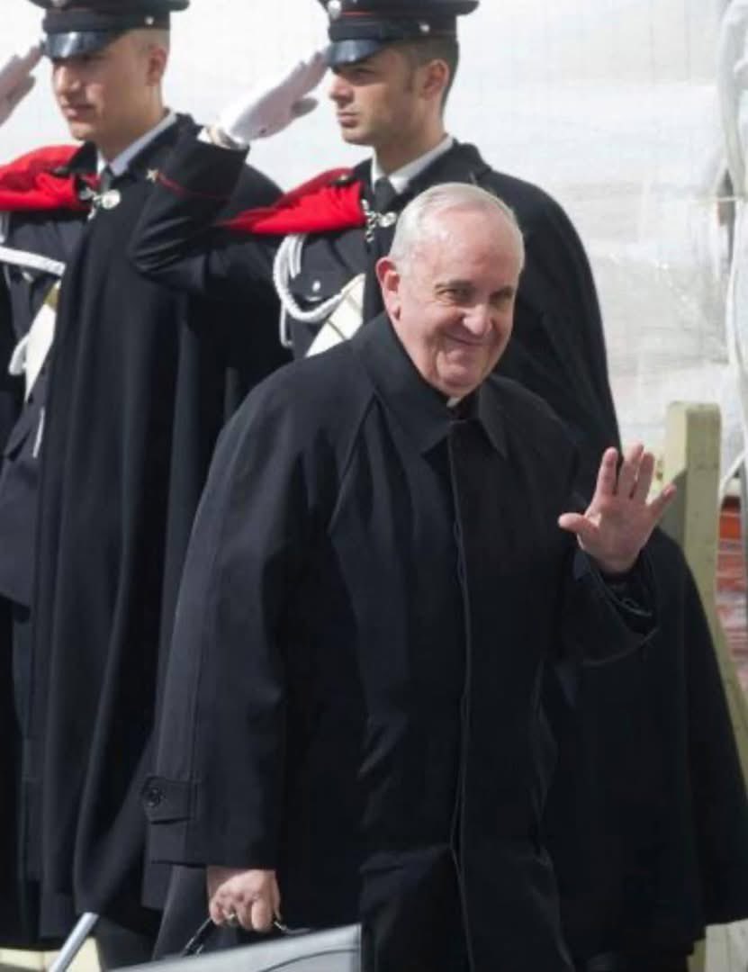 Hace hoy 13 años un hombre llegaba discretamente al Vaticano.
Sin cámaras, sin protagonismo, sin imaginar lo que estaba por suceder.

Era simplemente el cardenal argentino
Jorge Mario Bergoglio.

Caminaba como uno más entre los 115 cardenales convocados para el cónclave.