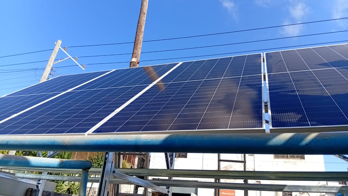 Alexand37398394's tweet photo. La dirección de nuestra empresa  ha recibido  varios módulos  de sistemas fotovoltaicos de 2kW que, por sus prestaciones, están siendo destinados a garantizar el funcionamiento de gabinetes de telefonía fija y el servicio nauta Hogar de nuestra población....
#EtecsaTeAcompaña . https://t.co/R8j7oHsl1f
