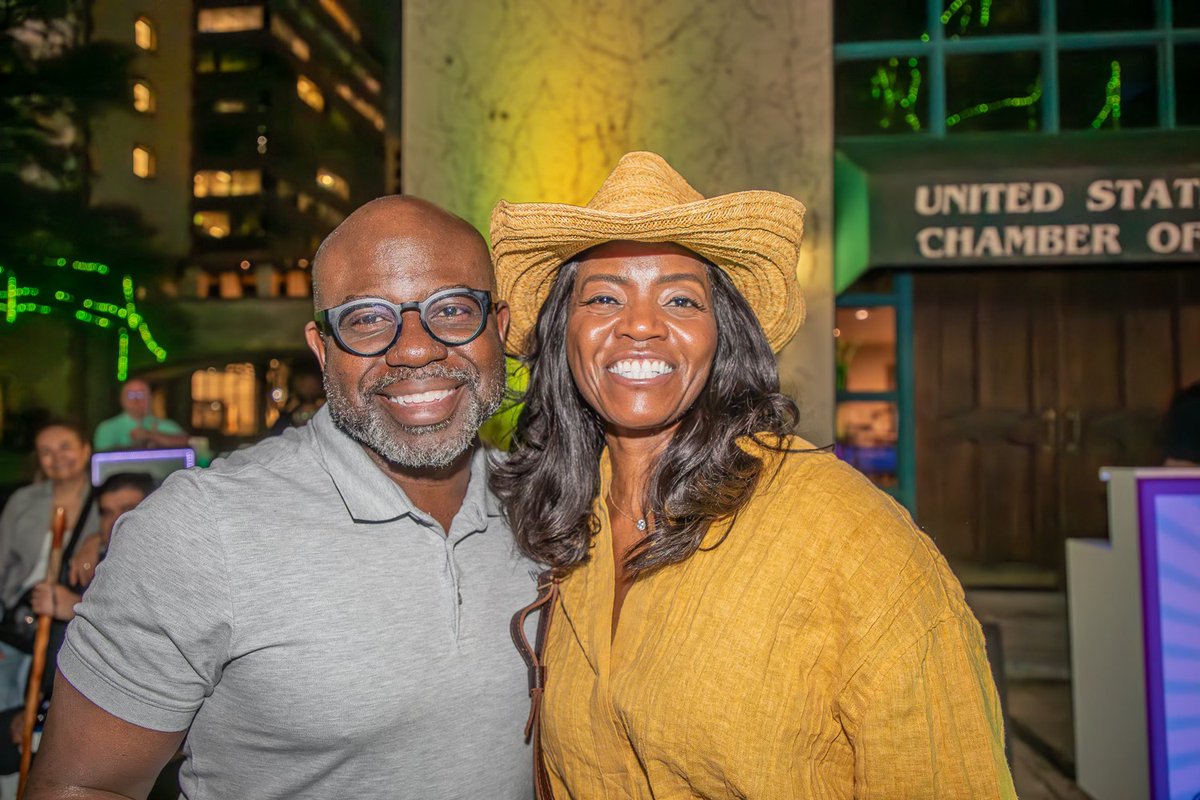 Las Colinas tweet media