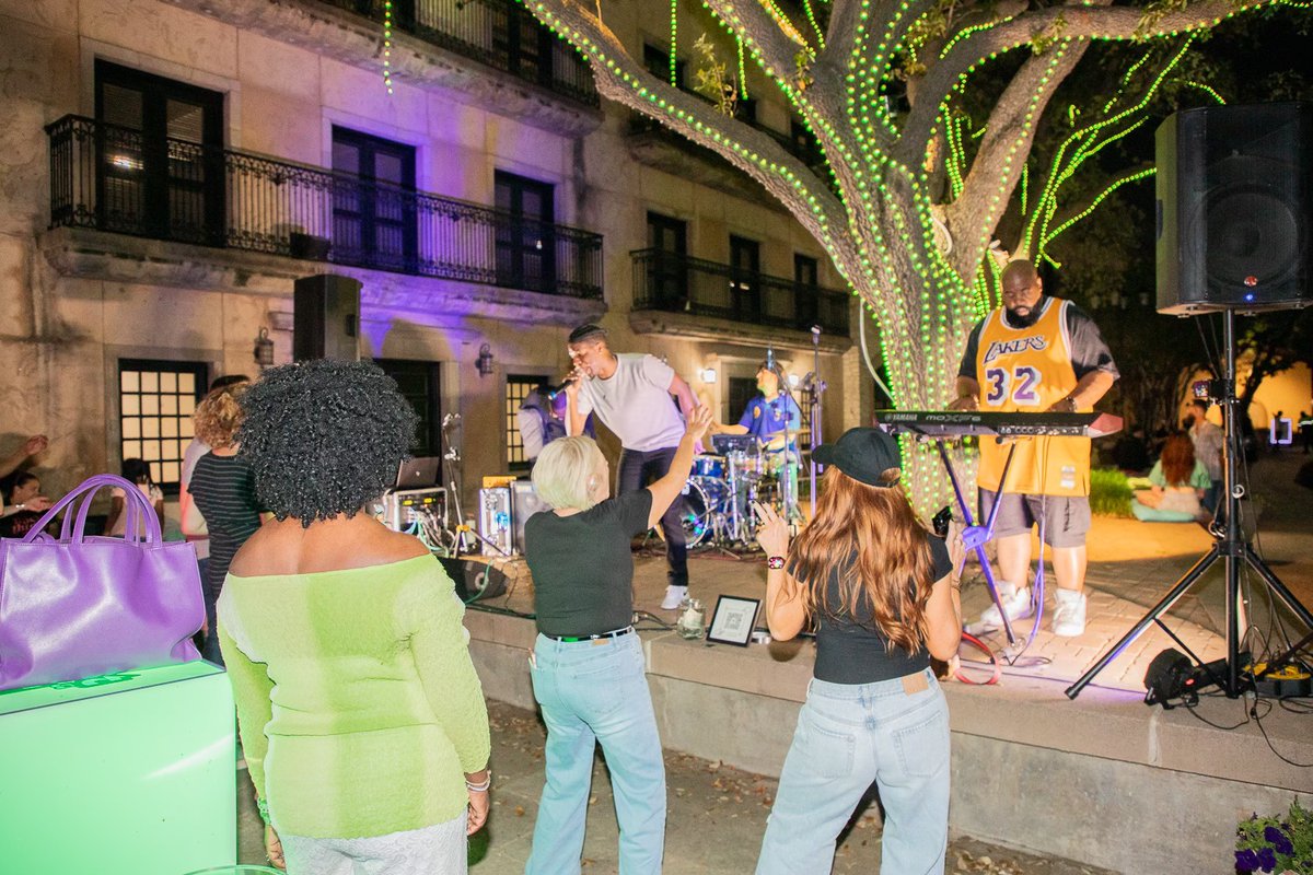 Las Colinas tweet media