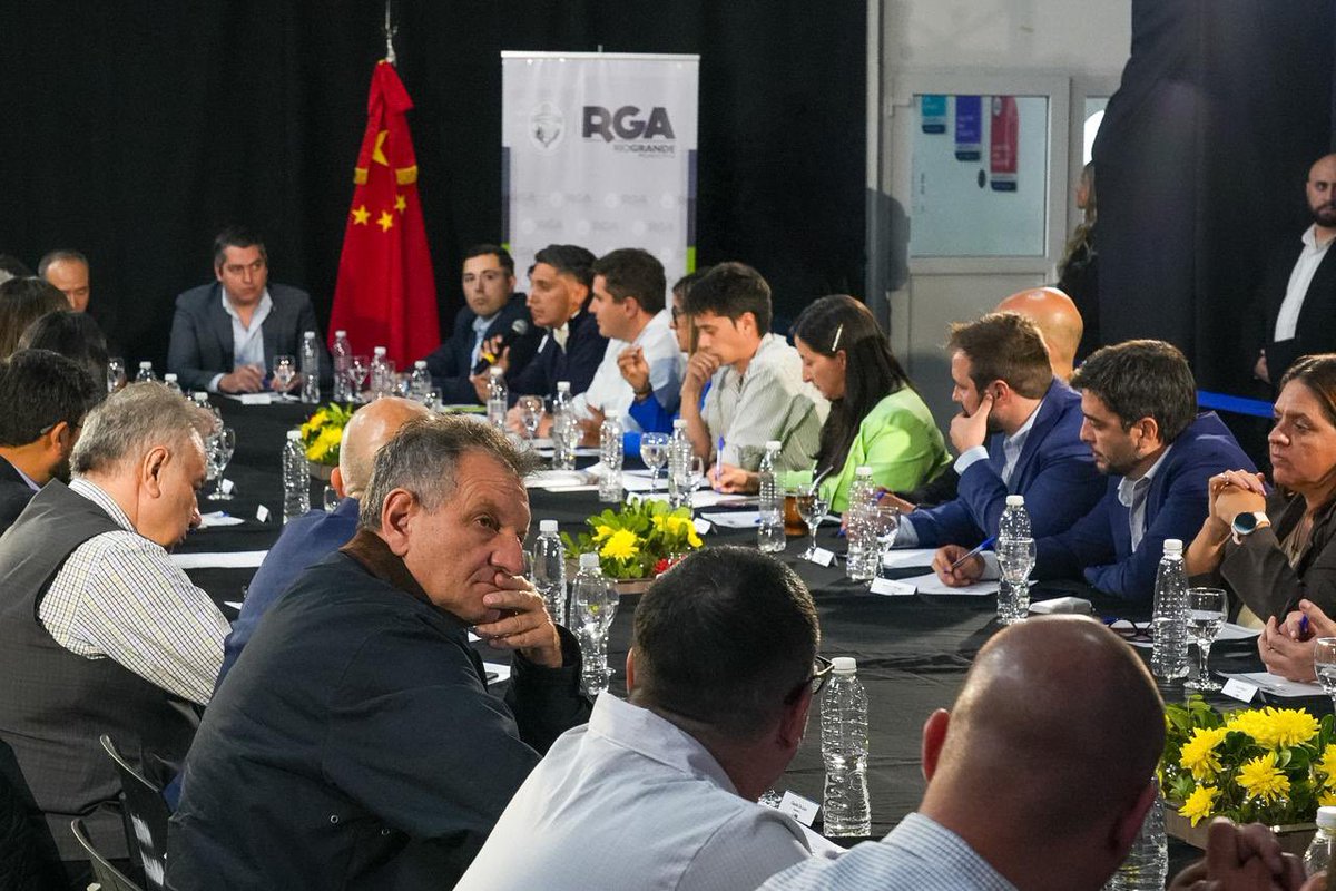 Encuentro clave para el desarrollo productivo de Río Grande. Con el intendente <a href="/MartinPerezTDF/">Martín Perez</a> y el embajador Wang Wei avanzamos en proyectos estratégicos.

Desde Río Grande Activa presentamos el Parque Agroproductivo y el Frigorífico de Tránsito Federal con capacidad exportadora