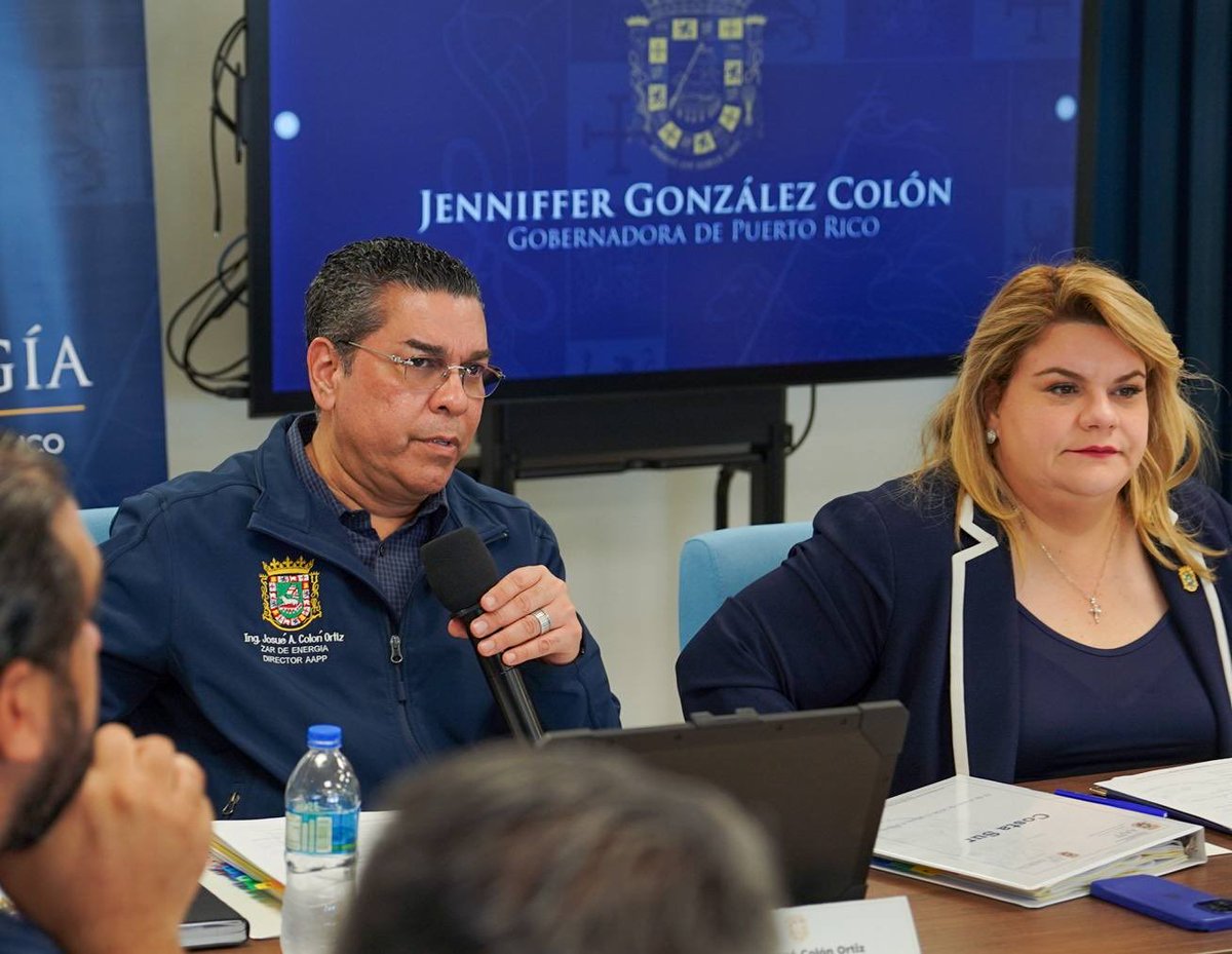 ZardeEnergia's tweet photo. La gobernadora @Jenniffer González Colón, junto al @ZardeEnergia y director ejecutivo de la Autoridad para las @AAPPPuertoRico , el ingeniero Josué Colón Ortiz, y la directora ejecutiva de la Autoridad de Energía Eléctrica, la ingeniera Mary Zapata Acosta, sostuvieron una reunión con líderes del sector energético para evaluar el estado de avance en múltiples proyectos de generación, almacenamiento de energía y su interconexión al sistema eléctrico de Puerto Rico.

Estuvieron presentes, Winnie Irizarry Velázquez, CEO de @Genera_PR ; Juan Saca, CEO de @lumaenergypr, LLC. ; Mario Tomasini, presidente de Ciro Energy Group; Jesús Bolinaga, presidente de @AESpuertorico; así como funcionarios del Departamento de Energía federal, como el ingeniero José Benítez, director de Modelaje Energético de la Oficina de Electricidad, e Isahi Cortez.

Durante el encuentro se dialogó sobre el estado de varios proyectos de energía renovable, almacenamiento energético (BESS) y generación flexible, al igual que los procesos de interconexión necesarios para incorporar nueva capacidad al sistema, fortalecer los márgenes de reserva y continuar modernizando el sistema eléctrico de la Isla.

@DOEelectricity @AEEONLINE @lafortalezadepr @gobiernodepr