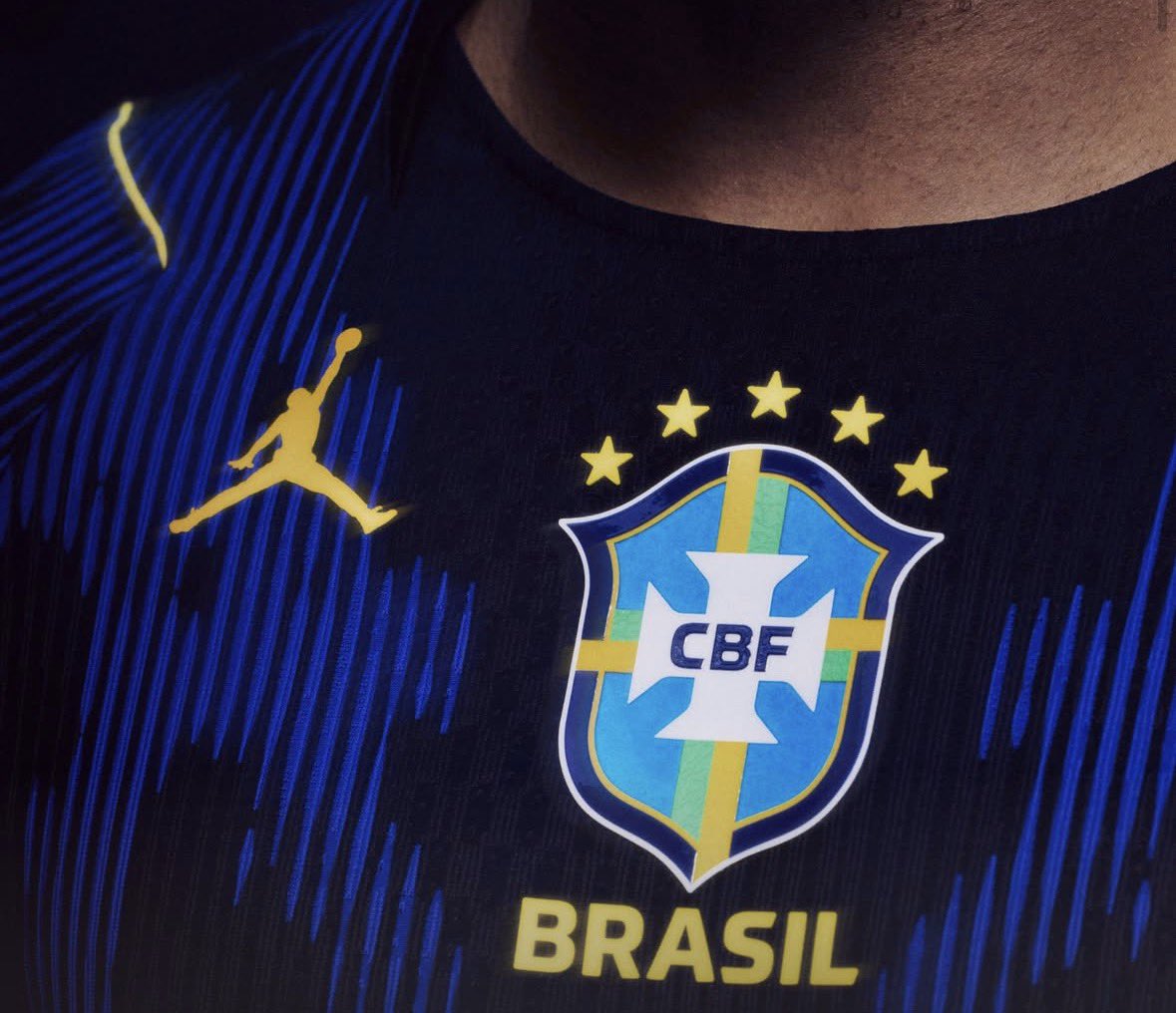 Por que tem um logo de uma marca de basquete na camisa da seleção brasileira de futebol? Aqui é BRASIL DO PELÉ,  não é bola na mão, é bola no pé! #nike #cbf #brasil #FIFAWC2026