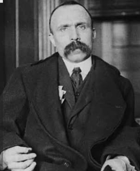 Και ρώτησα στην ταβέρνα ένα χωριάτη  αν κατά κει βρίσκονται σοσιαλιστές. 
Ο χωριάτης σκέφτηκε  και είπε 
- Ναι, είναι ένας  κάποιος Μ. Βαντσέτι,φούρναρης, μόνο που δεν είναι σοσιαλιστής αλλά από εκείνους που κρεμάνε βασιλιάδες, αναρχικός 

Τ. Τζερμανέτο Αναμνήσεις ενός κουρέα.