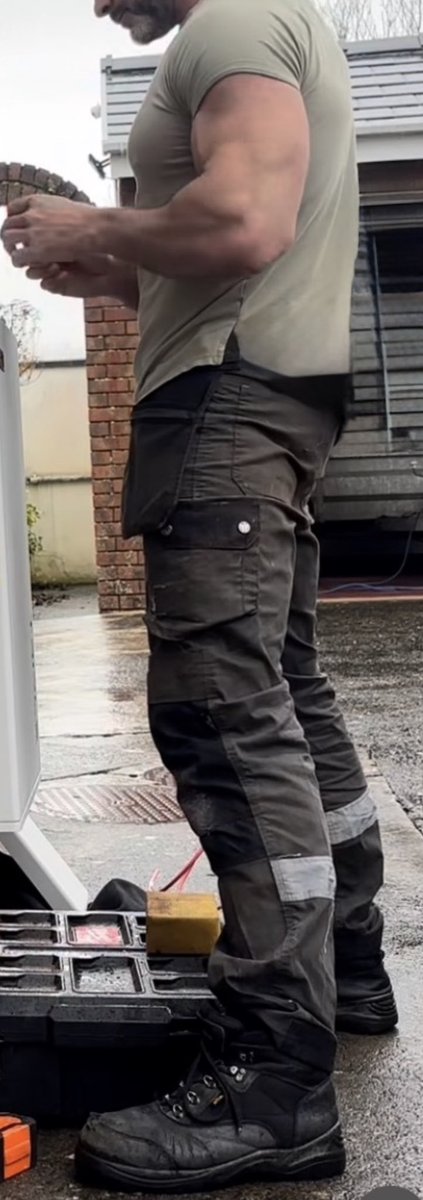 ScaffHunter's tweet photo. 💪💪 #fit #fittradie #muscled #pecs #ass #brickie #builder #builderass #workgear #workboots #bootworship 🐽 https://t.co/mlouDU8Cmk