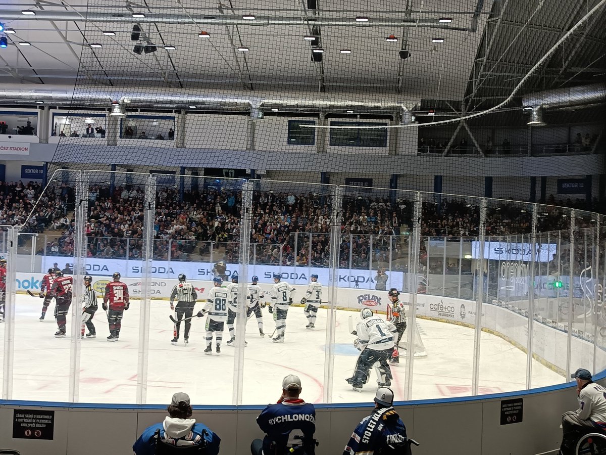 monty025's tweet photo. Kladno - Sparta 2:5, stav série 2:2. Rytíři mečbol nevyužili, rozhodne se v Praze. Za stavu 0:3 se zdálo, že je hotovo, ale nakonec to mělo ještě grády. Bohužel to dokurvili rozhodčí vymyšleným vyloučením Kellyho Klímy, následně fauloval Robins a Sparta rozhodla. #Kladynko #telh https://t.co/D7x8jtSX7E