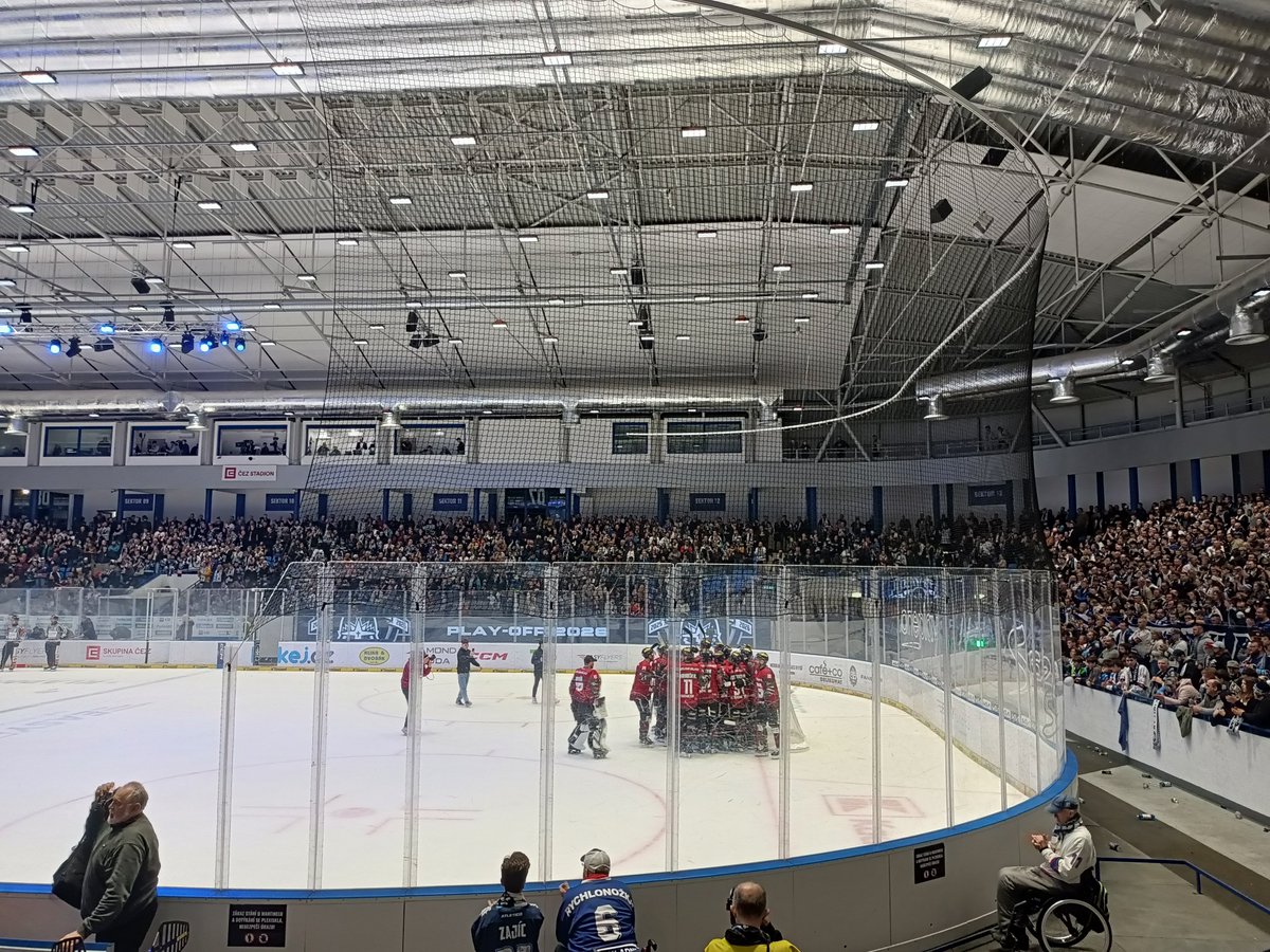 monty025's tweet photo. Kladno - Sparta 2:5, stav série 2:2. Rytíři mečbol nevyužili, rozhodne se v Praze. Za stavu 0:3 se zdálo, že je hotovo, ale nakonec to mělo ještě grády. Bohužel to dokurvili rozhodčí vymyšleným vyloučením Kellyho Klímy, následně fauloval Robins a Sparta rozhodla. #Kladynko #telh https://t.co/D7x8jtSX7E