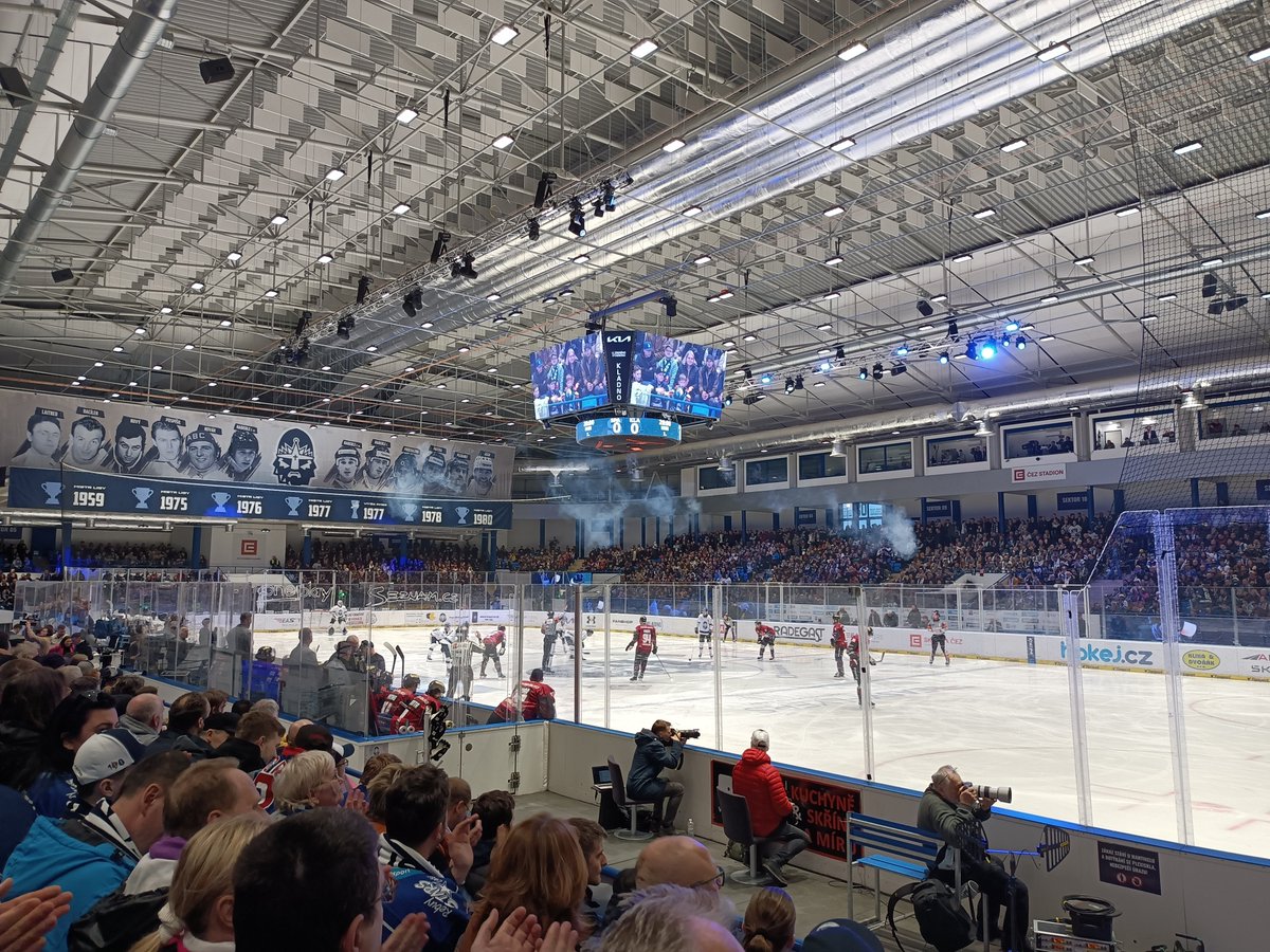 monty025's tweet photo. Kladno - Sparta 2:5, stav série 2:2. Rytíři mečbol nevyužili, rozhodne se v Praze. Za stavu 0:3 se zdálo, že je hotovo, ale nakonec to mělo ještě grády. Bohužel to dokurvili rozhodčí vymyšleným vyloučením Kellyho Klímy, následně fauloval Robins a Sparta rozhodla. #Kladynko #telh https://t.co/D7x8jtSX7E