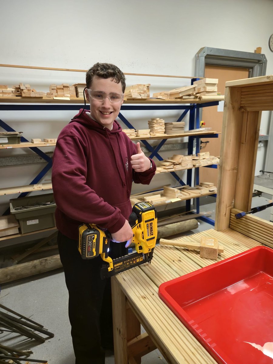 AlloaEASN's tweet image. Can you guess what Leon and this talented bunch are building yet? We’re so proud of the teamwork and craftsmanship on display. What a team 🙌 @AlloaAcademy #TeamWork #Tech #WoodWork