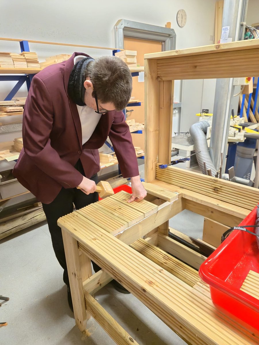 AlloaEASN's tweet image. Can you guess what Leon and this talented bunch are building yet? We’re so proud of the teamwork and craftsmanship on display. What a team 🙌 @AlloaAcademy #TeamWork #Tech #WoodWork