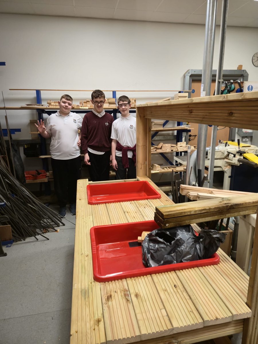 AlloaEASN's tweet image. Can you guess what Leon and this talented bunch are building yet? We’re so proud of the teamwork and craftsmanship on display. What a team 🙌 @AlloaAcademy #TeamWork #Tech #WoodWork