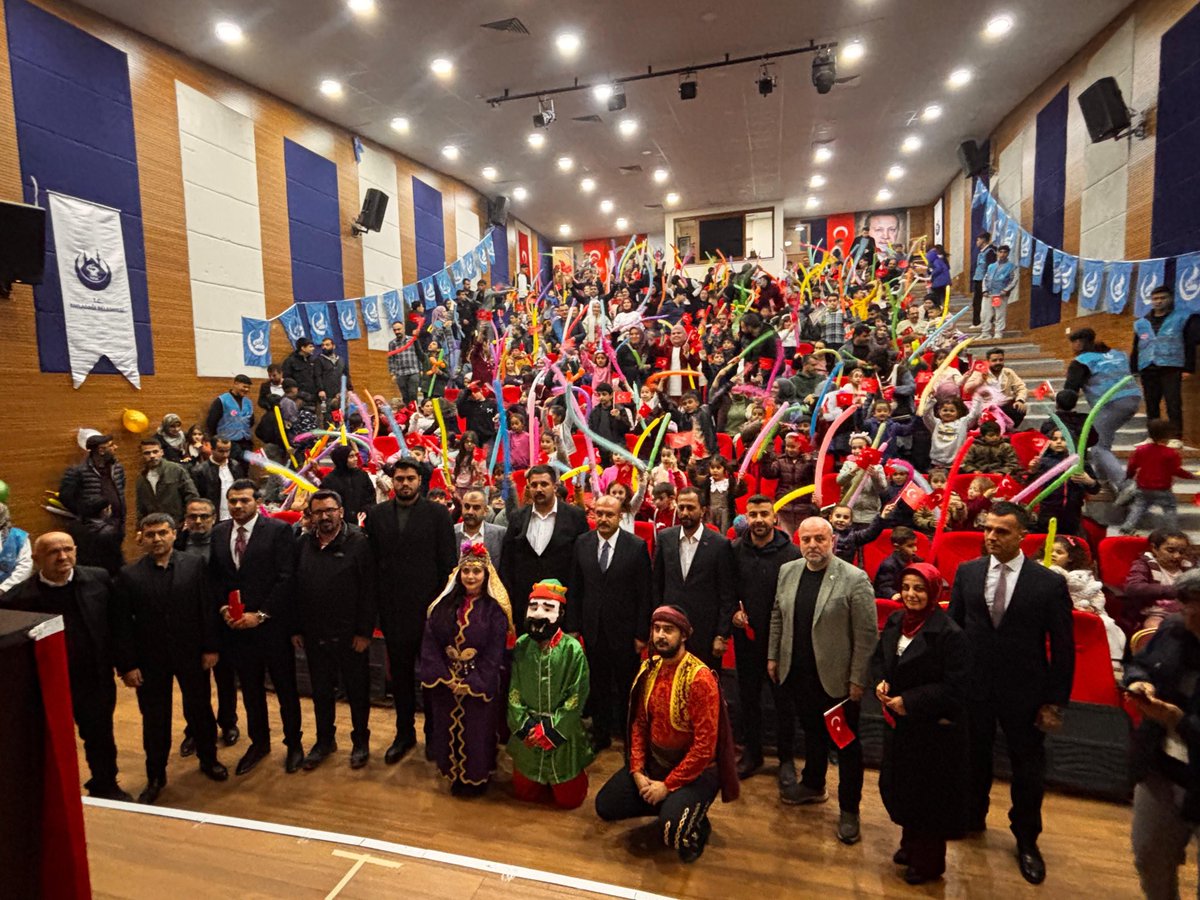 Ülkü Ocakları Hatay İl Başkanlığı olarak “Karagöz’ün Türküsü” Kukla Tiyatrosu ve Karagöz Etkinlik Atölyesi, Yayladağı İlçemizde çocuklarla buluştu. 🎭

Evlatlarımızın hem eğlenip hem öğrenerek geleneksel kültürümüzle tanıştığı bu anlamlı etkinlikte, kadim mirasımızı yaşatmaya ve